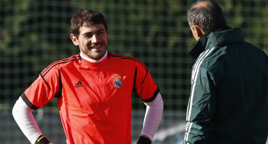 Silvino Louro, de espaldas, se dirige a Iker Casillas en un entrenamiento de 2012.