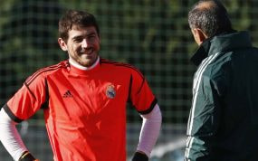 Silvino Louro, de espaldas, se dirige a Iker Casillas en un entrenamiento de 2012.
