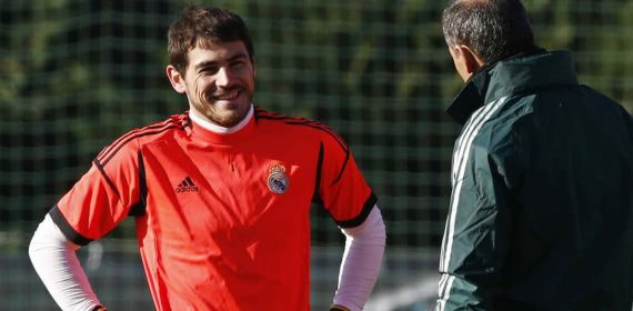 Silvino Louro, de espaldas, se dirige a Iker Casillas en un entrenamiento de 2012.