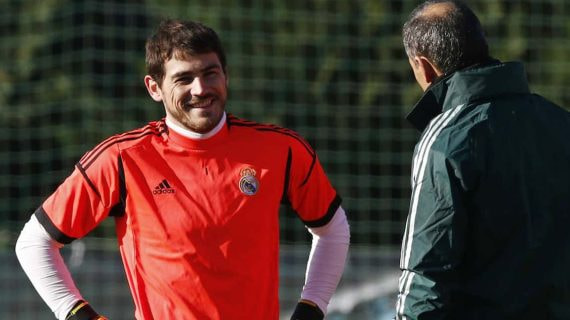 Silvino Louro, de espaldas, se dirige a Iker Casillas en un entrenamiento de 2012.