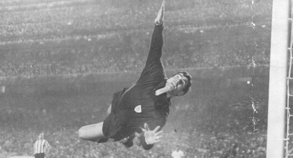 Iribar, en una de sus estiradas icónicas con el Athletic.