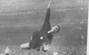 Iribar, en una de sus estiradas icónicas con el Athletic.