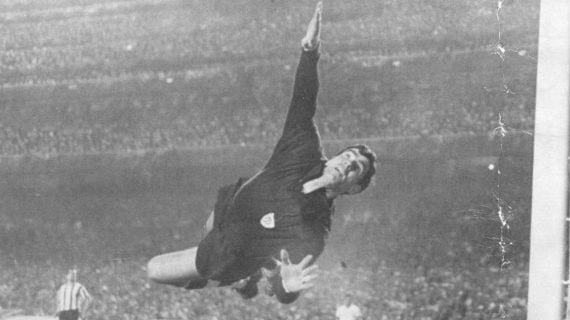 Iribar, en una de sus estiradas icónicas con el Athletic.