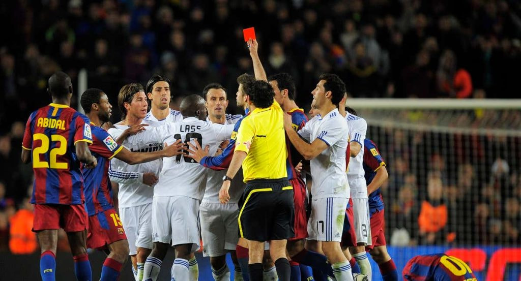 Iturralde González expulsa a Sergio Ramos en un Barça-Real Madrid en 2010.