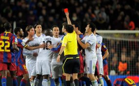 Iturralde González expulsa a Sergio Ramos en un Barça-Real Madrid en 2010.
