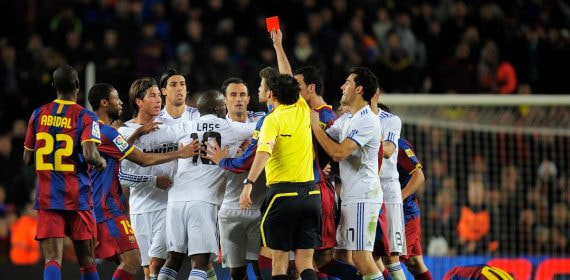 Iturralde González expulsa a Sergio Ramos en un Barça-Real Madrid en 2010.