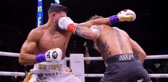Pelea entre Jake Paul y Tommy Fury.