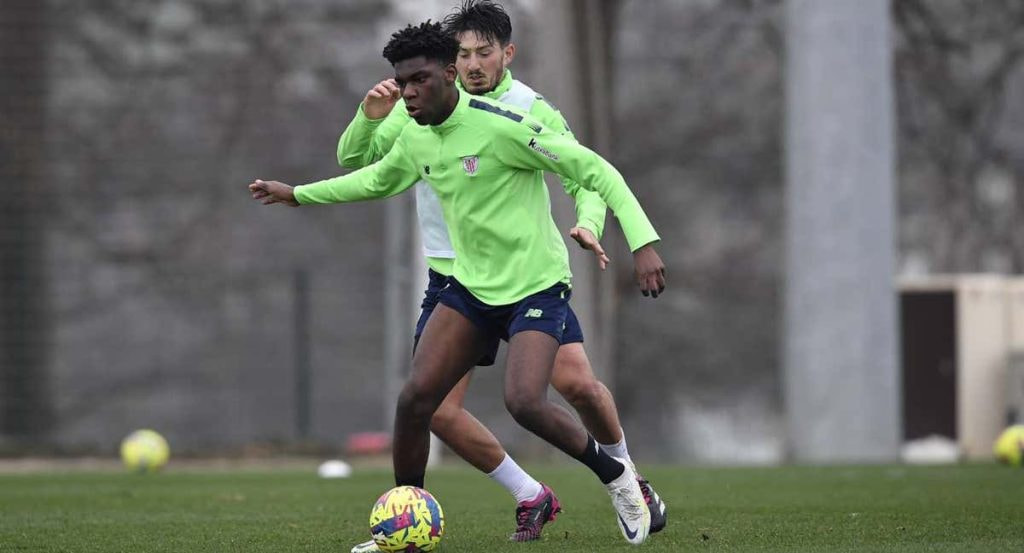 Junior Bita, junto a Vencedor, en uno de sus entrenamientos con el primer equipo.