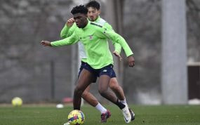 Junior Bita, junto a Vencedor, en uno de sus entrenamientos con el primer equipo.