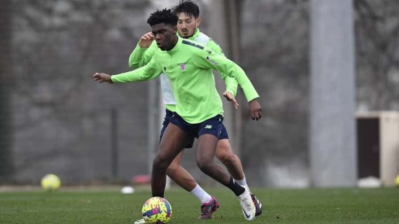 Junior Bita, junto a Vencedor, en uno de sus entrenamientos con el primer equipo.