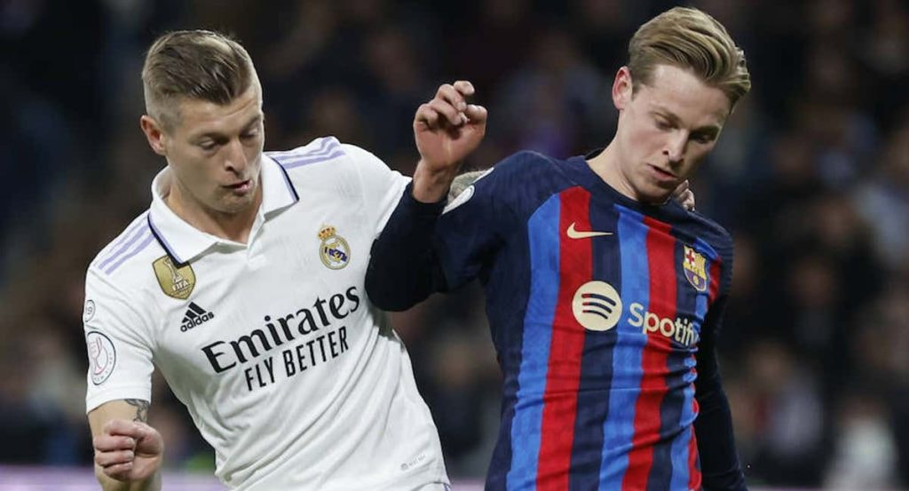 Toni Kroos y Frankie de Jong, dos de los jugadores con más pases progresivos, disputándose el balón.