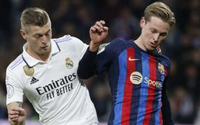 Toni Kroos y Frankie de Jong, dos de los jugadores con más pases progresivos, disputándose el balón.