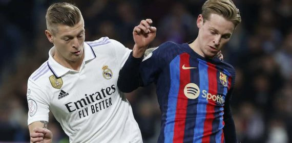 Toni Kroos y Frankie de Jong, dos de los jugadores con más pases progresivos, disputándose el balón.