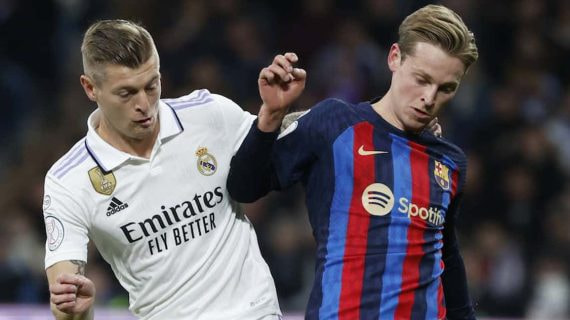 Toni Kroos y Frankie de Jong, dos de los jugadores con más pases progresivos, disputándose el balón.