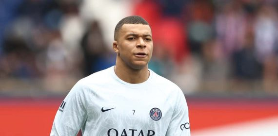 Kylian Mbappé antes de un partido con el PSG.