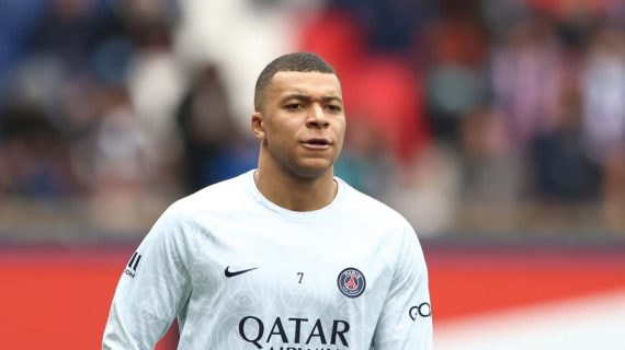 Kylian Mbappé antes de un partido con el PSG.