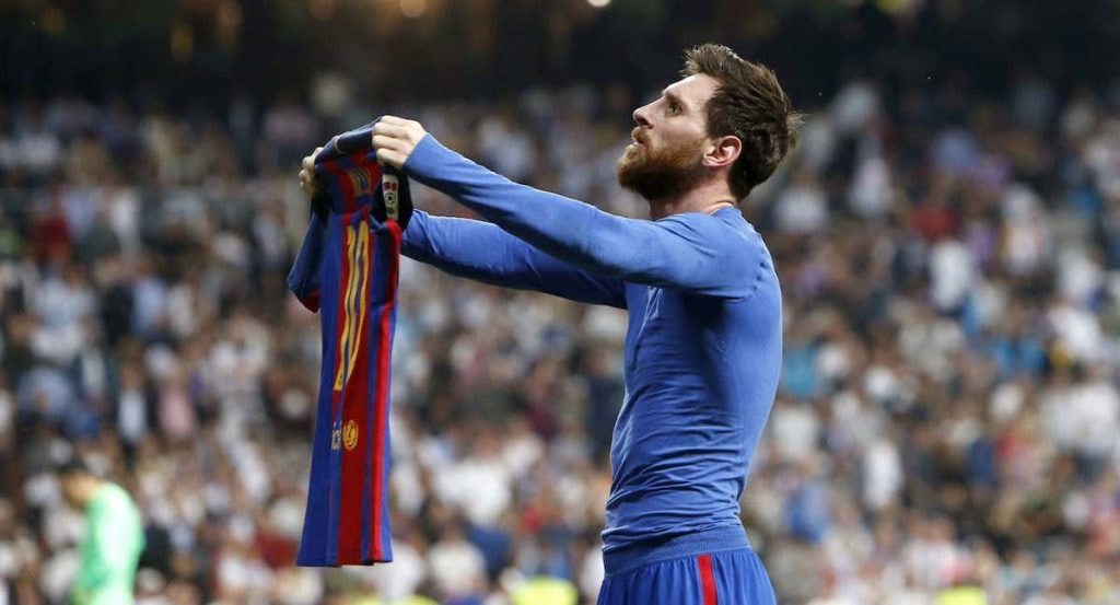 Messi mostrando su camiseta