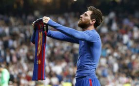 Messi mostrando su camiseta