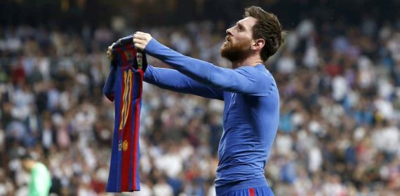 Messi mostrando su camiseta