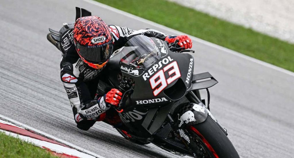 Marc Márquez junto a su Repsol Honda para 2023.