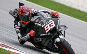 Marc Márquez junto a su Repsol Honda para 2023.