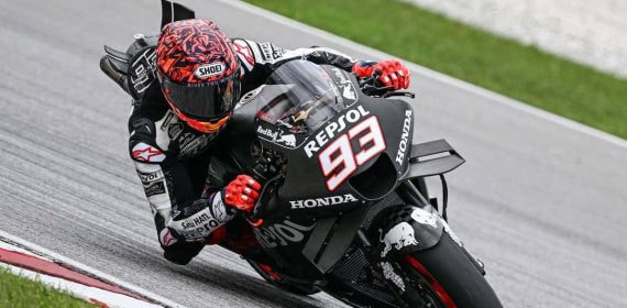 Marc Márquez junto a su Repsol Honda para 2023.