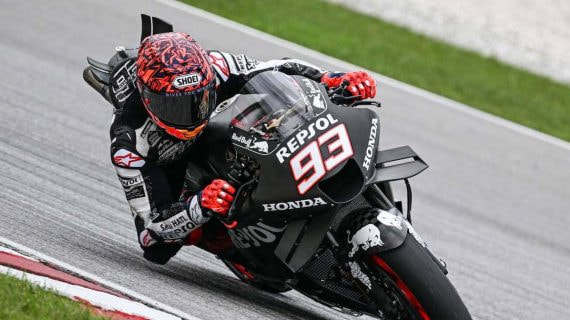 Marc Márquez junto a su Repsol Honda para 2023.