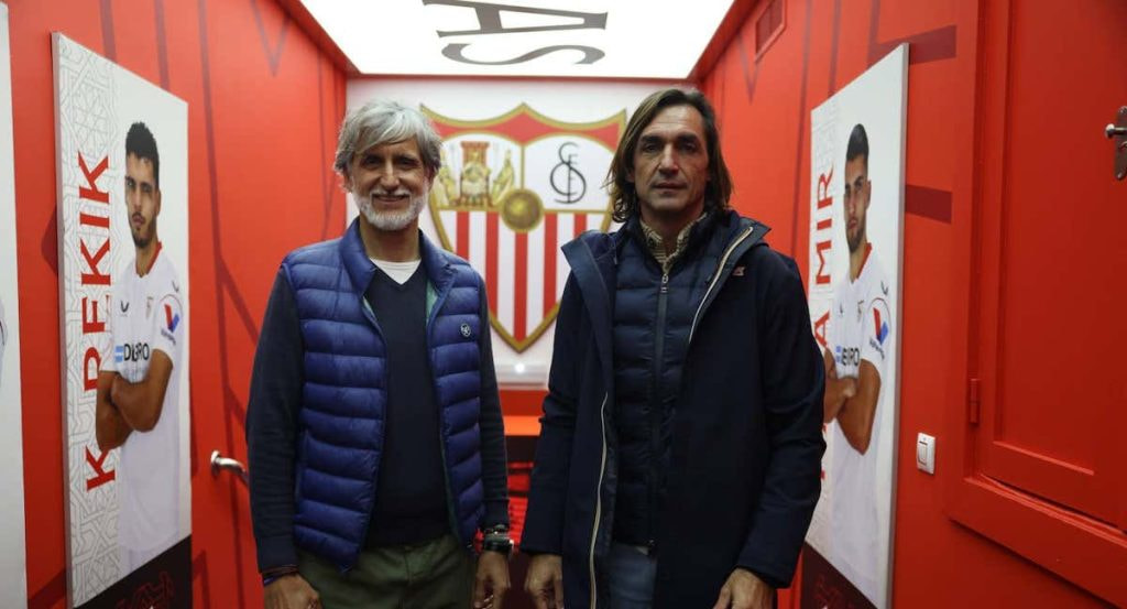 Pablo Alfaro y Javi Navarro se reencontraron con Relevo en el Sánchez Pizjuán.