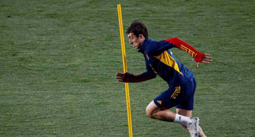 Mikel Oyarzabal entrena con la selección.