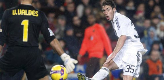 Palanca tuvo esta clara ocasión ante Valdés en un Barça-Madrid de 2008.