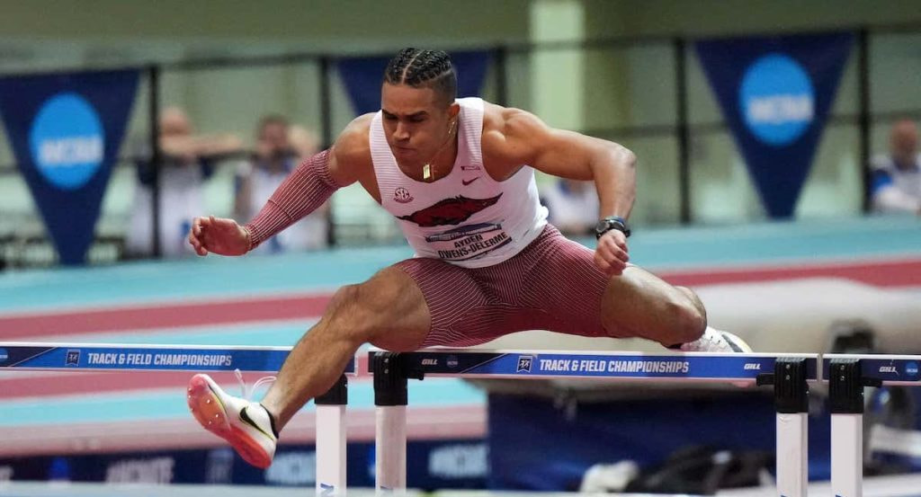 Ayden Owens-Delerme durante una prueba de salto de vallas.