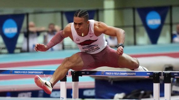 Ayden Owens-Delerme durante una prueba de salto de vallas.