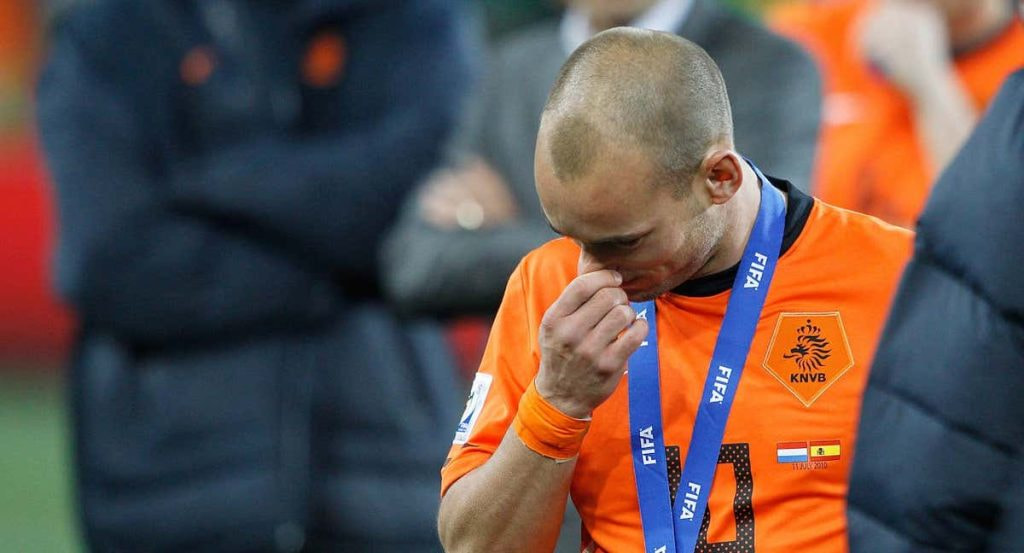Sneijder, con la medalla de plata, se lamenta tras perder la final ante España.