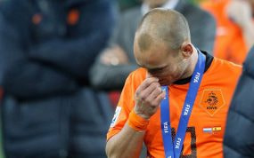 Sneijder, con la medalla de plata, se lamenta tras perder la final ante España.
