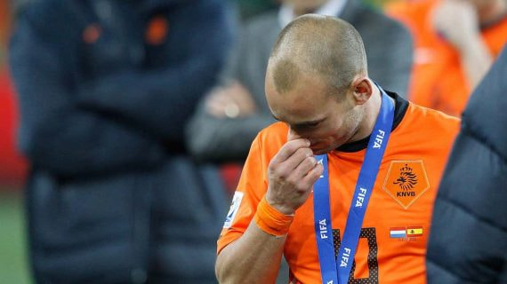 Sneijder, con la medalla de plata, se lamenta tras perder la final ante España.