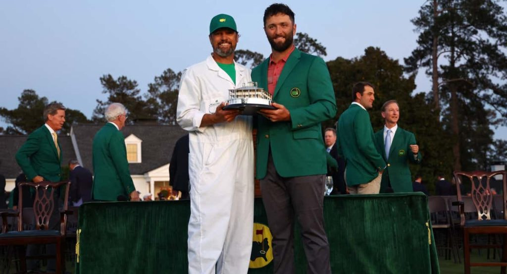 Adam Hayes, el caddie de Jon Rahm en su victoria en Augusta.