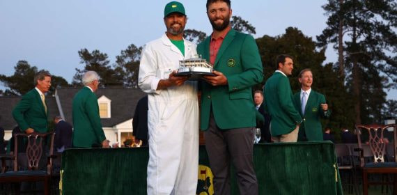 Adam Hayes, el caddie de Jon Rahm en su victoria en Augusta.