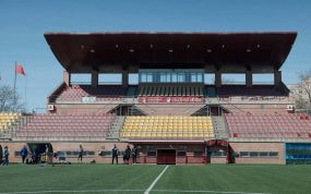 Tribuna del estadio municipal del CD Navalcarnero vista desde el césped