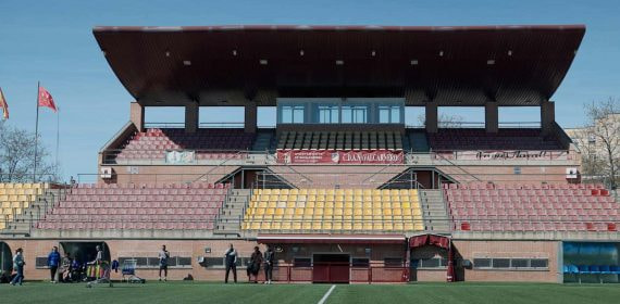 Tribuna del estadio municipal del CD Navalcarnero vista desde el césped