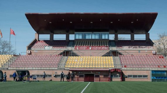 Tribuna del estadio municipal del CD Navalcarnero vista desde el césped