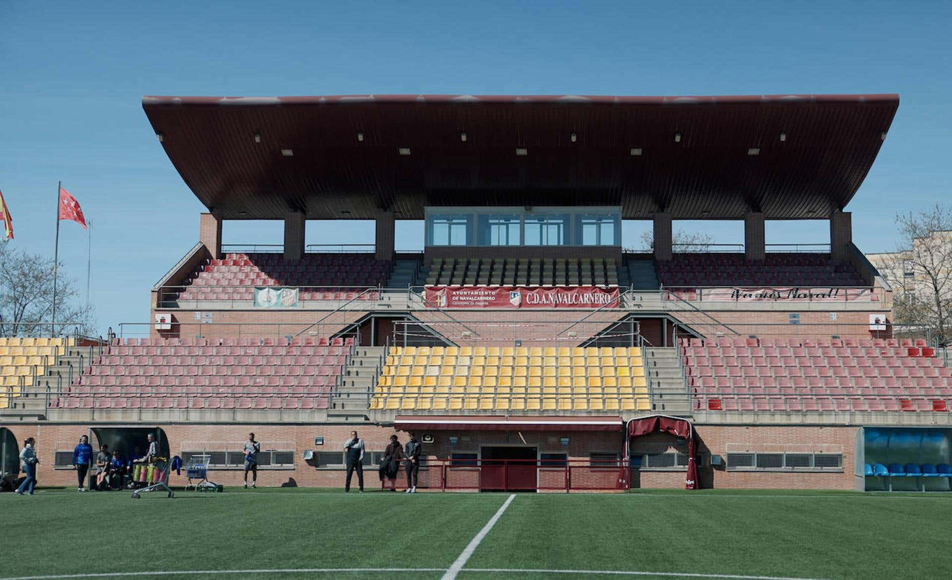 Grada principal del estadio del C.D.A. Navalcarnero