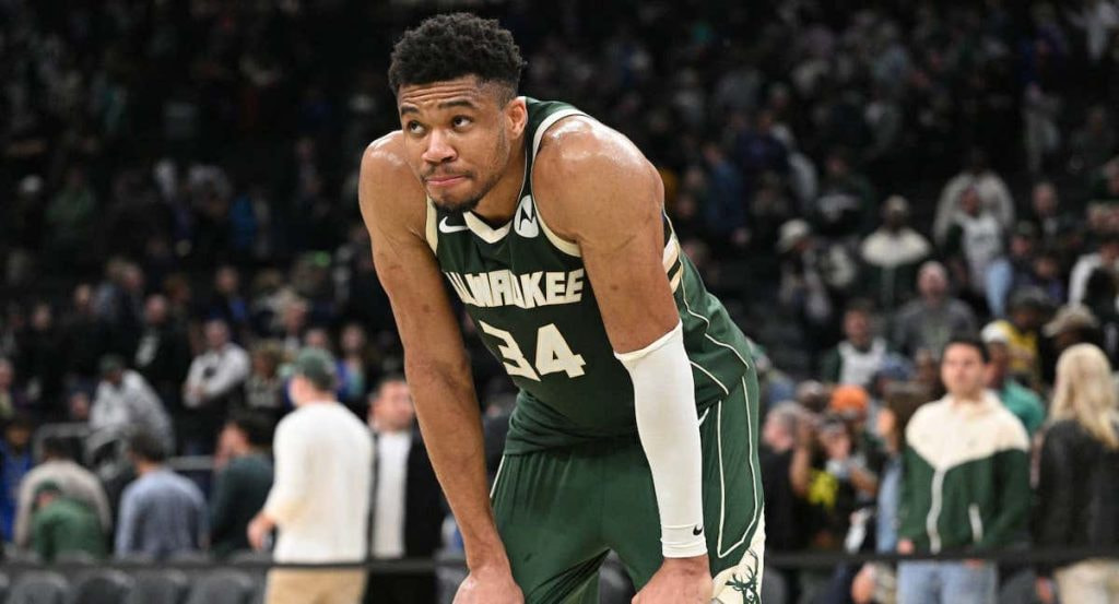 Giannis Antetokounmpo, ayer, tras la derrota de su equipo ante los Miami Heat.
