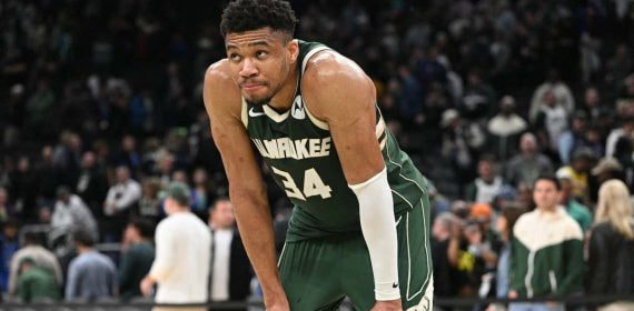 Giannis Antetokounmpo, ayer, tras la derrota de su equipo ante los Miami Heat.