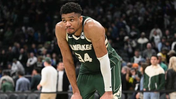 Giannis Antetokounmpo, ayer, tras la derrota de su equipo ante los Miami Heat.