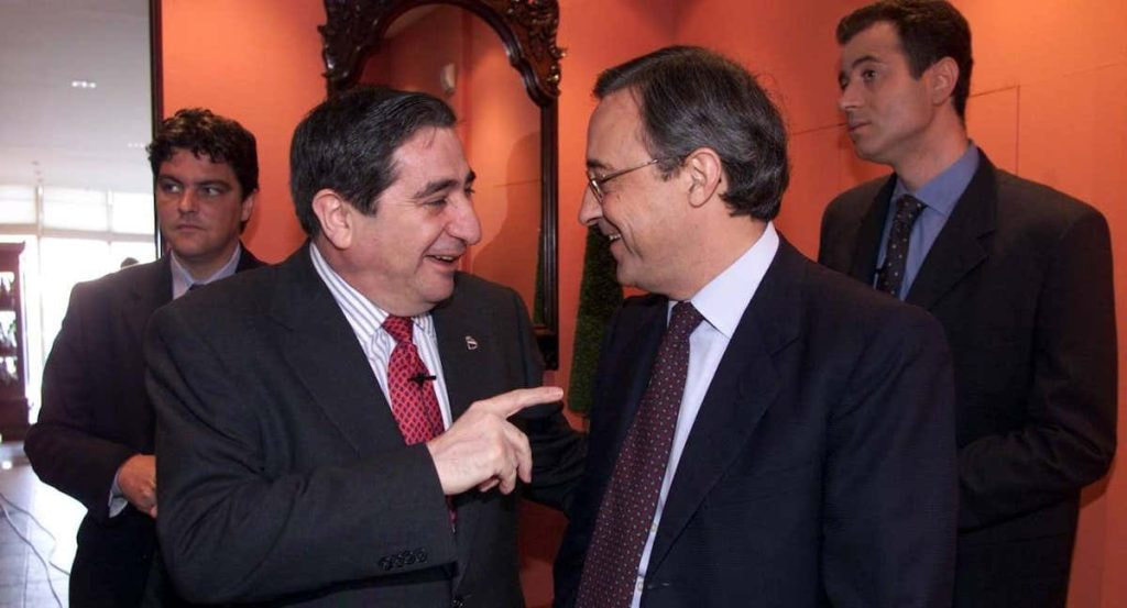 Augusto César Lendoiro, a la izquierda, y Florentino Pérez, antes de un Dépor-Real Madrid en 2001.