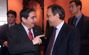Augusto César Lendoiro, a la izquierda, y Florentino Pérez, antes de un Dépor-Real Madrid en 2001.