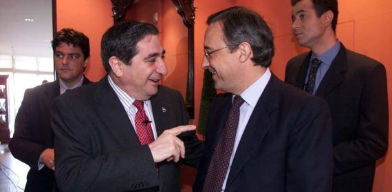 Augusto César Lendoiro, a la izquierda, y Florentino Pérez, antes de un Dépor-Real Madrid en 2001.