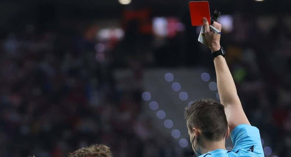 Imagen genérica de una árbitro expulsando a un jugador.