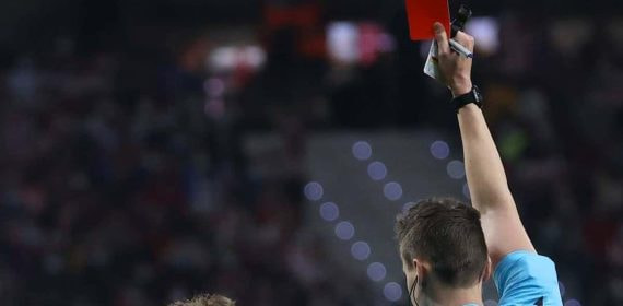 Imagen genérica de una árbitro expulsando a un jugador.