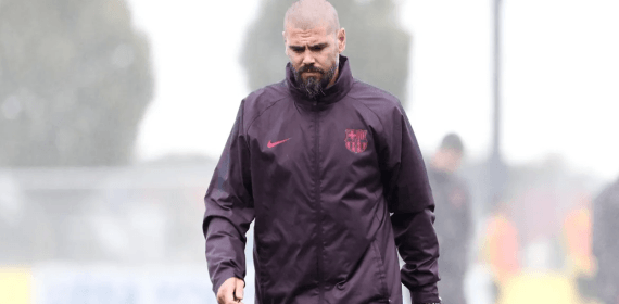 Víctor Valdés, durante su etapa como técnico del Juvenil A del Barça.